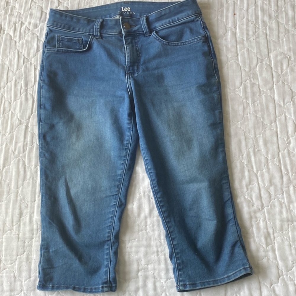 Womens, Lee rider denim capri pants. Inseam 18 1/2 inches. Size 10 medium